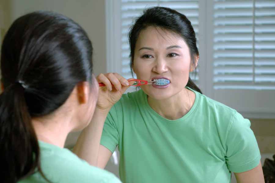 Lavarsi i denti e la lingua